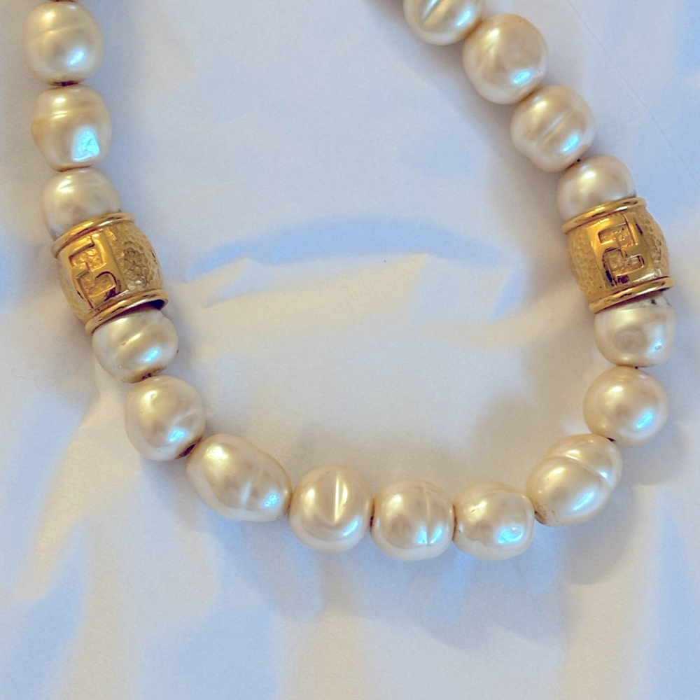 Fendi White and Gold Necklace with Elegant Design - Picture 5 of 7